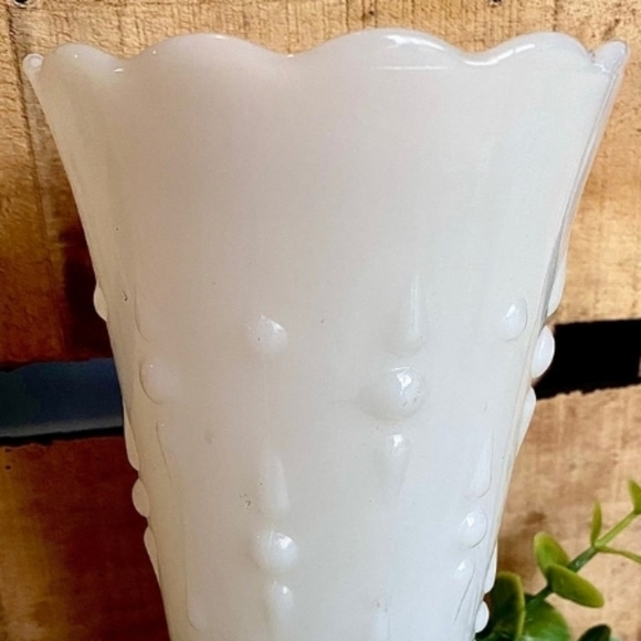 VINTAGE MILK GLASS VASE - Picture 4 of 10